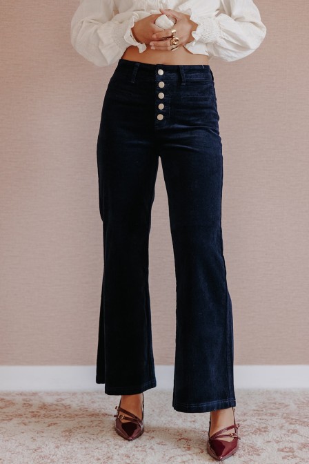 Femme avec un pantalon.