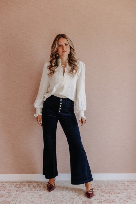 Femme avec un pantalon.