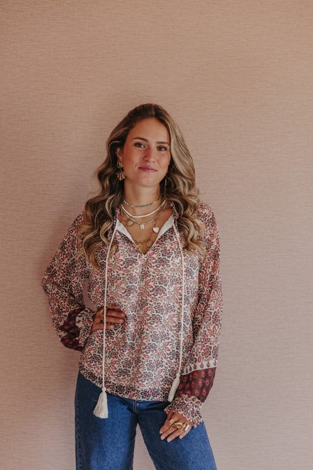 Femme avec une blouse. Femme avec une blouse.