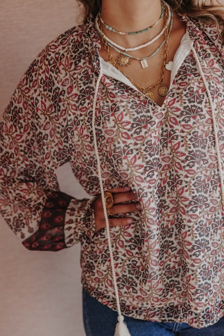 Femme avec une blouse. Femme avec une blouse.