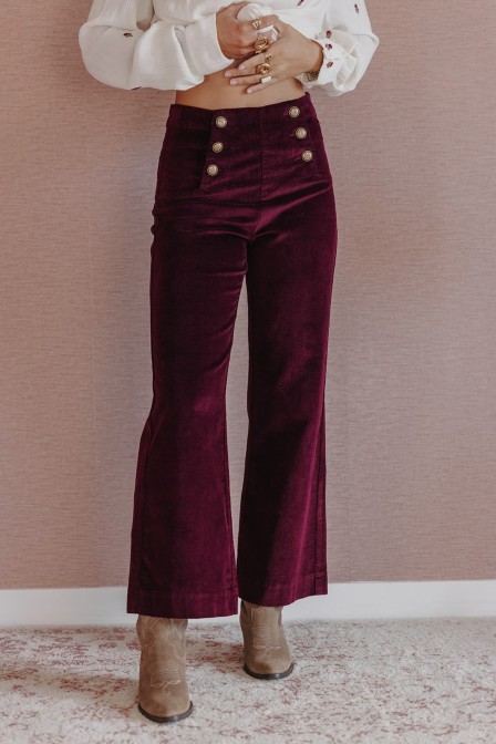 Femme avec un pantalon.