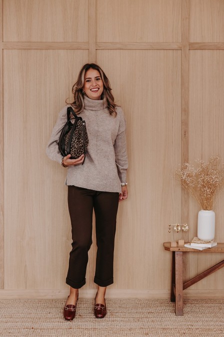 Femme avec un pantalon. Femme avec un pantalon.