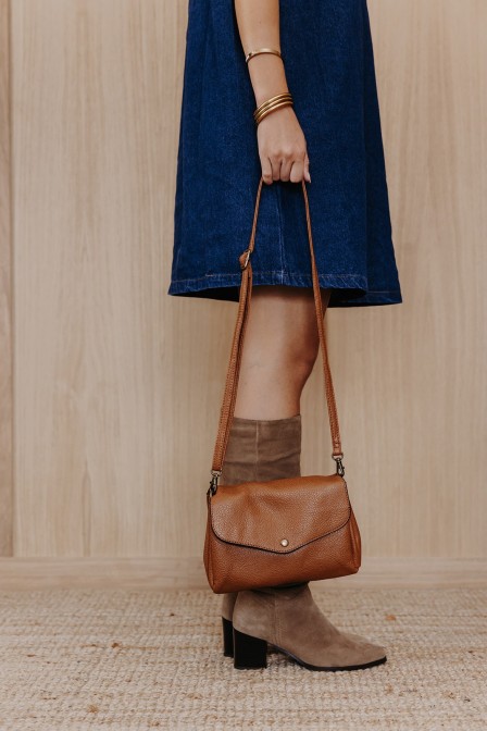 Femme qui tient un sac. Femme qui tient un sac.