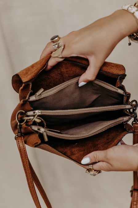 Femme qui tient un sac. Femme qui tient un sac.