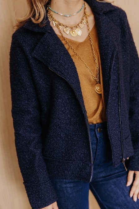 Femme avec une veste.