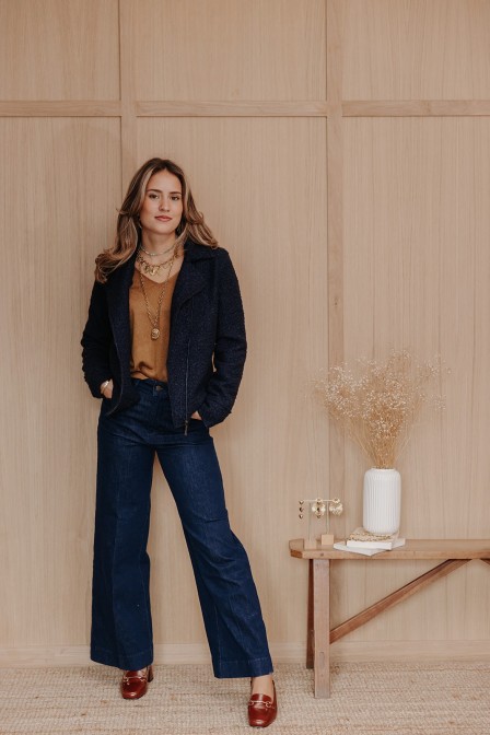 Femme avec une veste.
