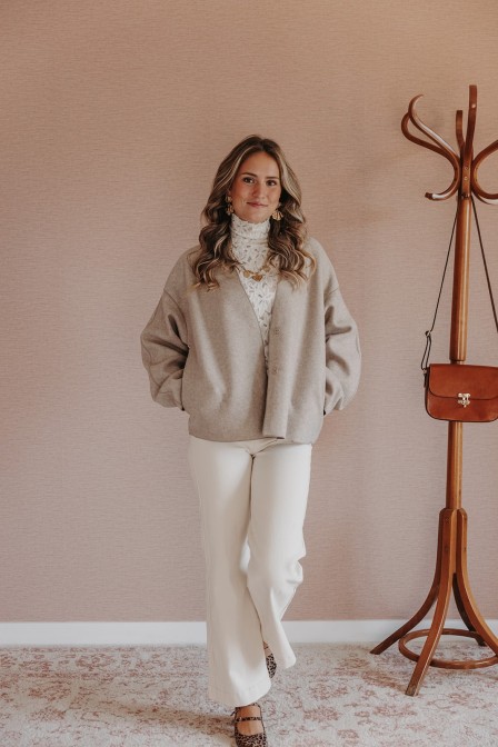 Femme avec une veste.