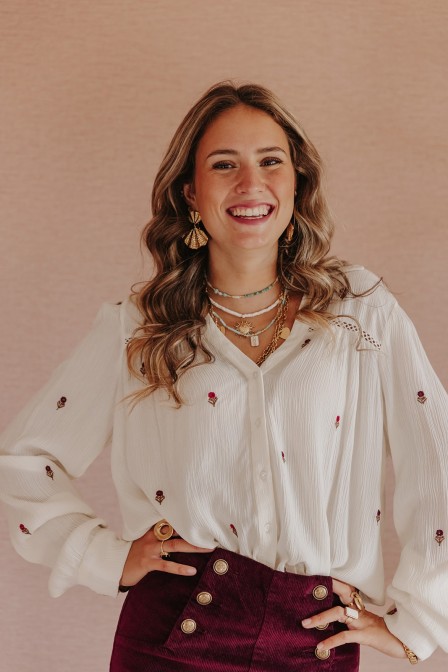 Femme avec une blouse brodée.