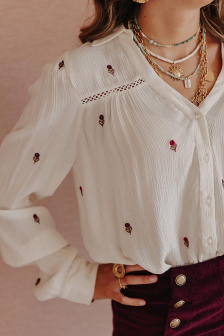 Femme avec une blouse brodée. Femme avec une blouse brodée.
