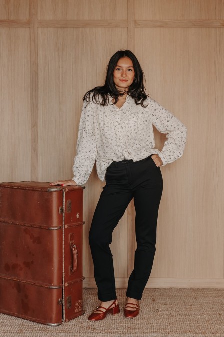 Femme avec un pantalon. Femme avec un pantalon.