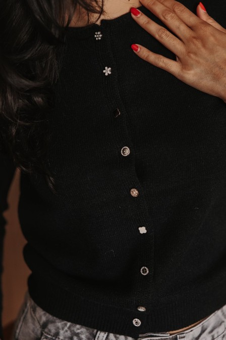 Femme avec un gilet noir.