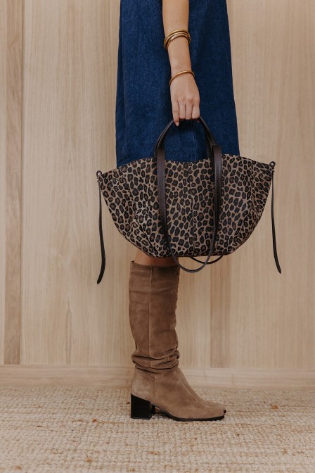 Sac posé sur un rondin. Sac posé sur un rondin.