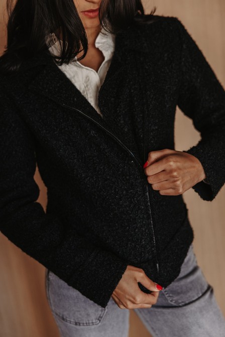 Femme avec une veste perfecto.