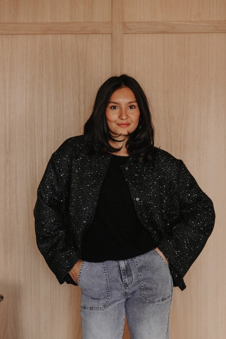 Femme avec un bomber. Femme avec un bomber.