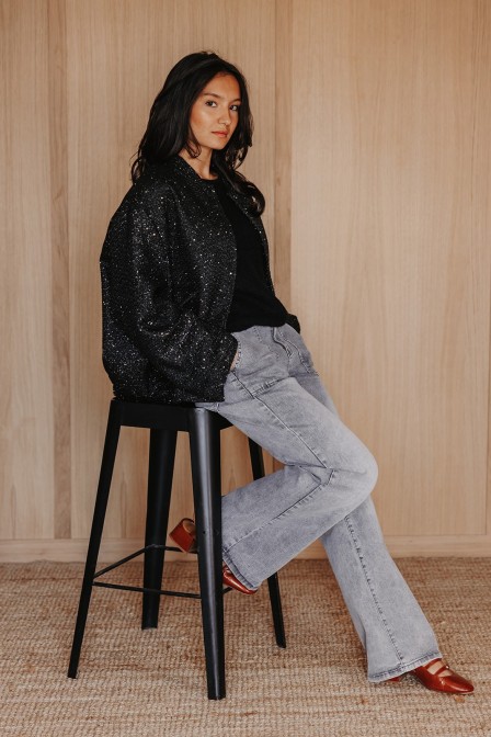 Femme avec un bomber. Femme avec un bomber.