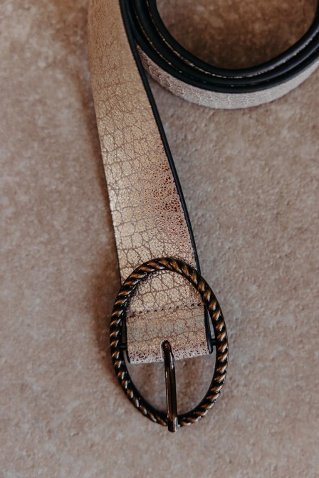 Ceinture dorée posée. Ceinture dorée posée.