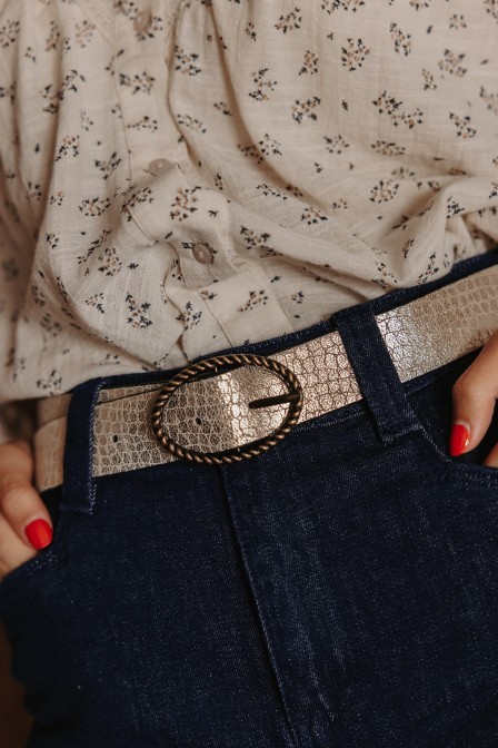 Ceinture dorée posée. Ceinture dorée posée.