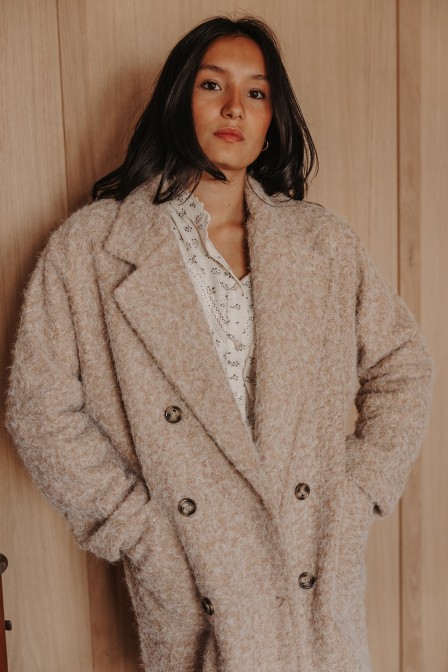 Femme avec un manteau. Femme avec un manteau.