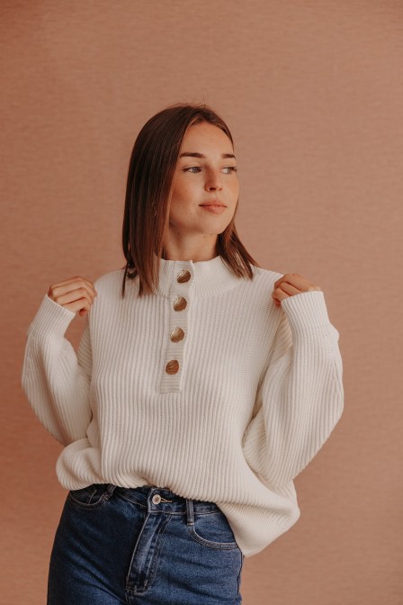 Femme avec un pull.
