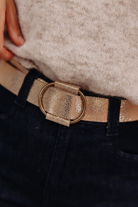 Ceinture dorée posée. Ceinture dorée posée.