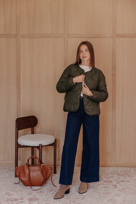 Femme avec une doudoune.