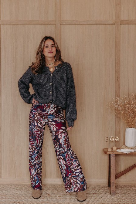 Femme avec un pantalon.