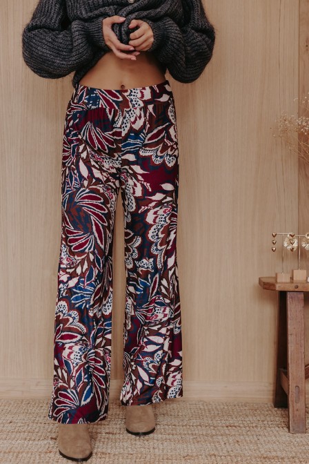 Femme avec un pantalon.