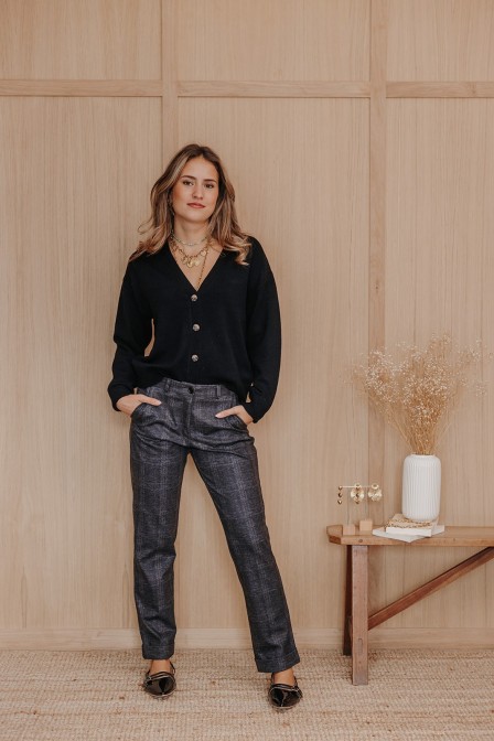 Femme avec un pantalon gris. Femme avec un pantalon gris.