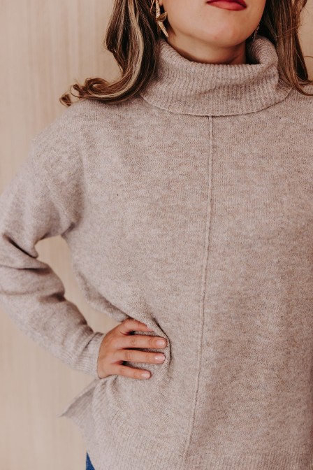Femme avec un pull. Femme avec un pull.