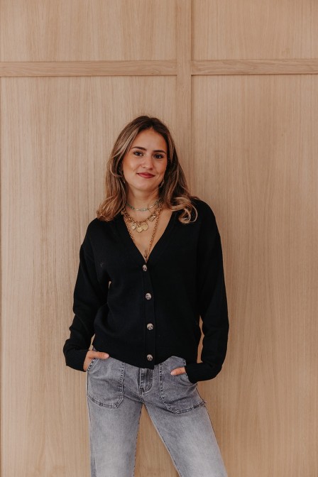 Femme avec un cardigan.