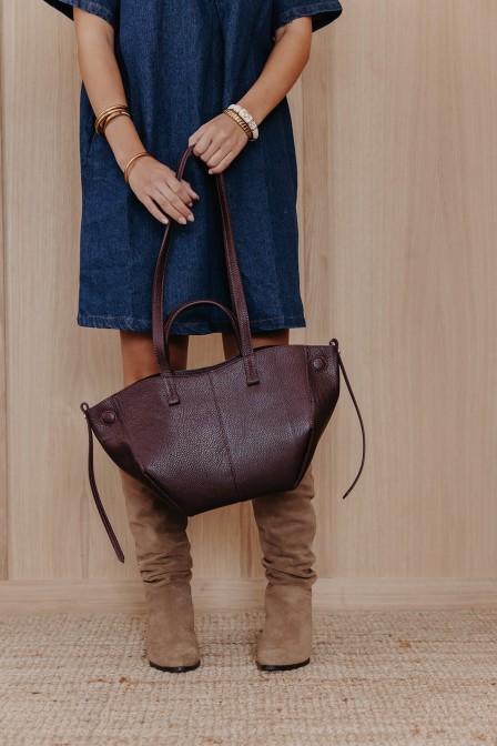 Sac posé sur un présentoir.