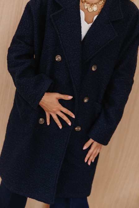 Femme avec un manteau. Femme avec un manteau.