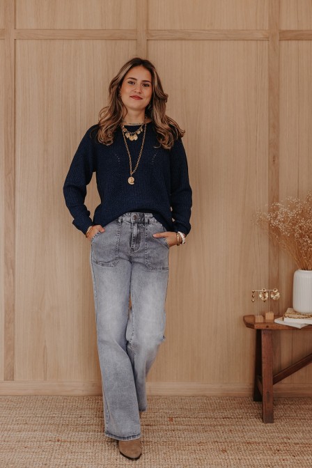 Femme avec un pull. Femme avec un pull.