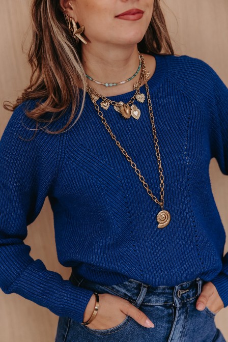 Femme avec un pull.