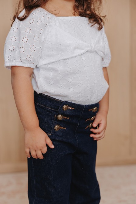 Enfant avec un pantalon à pont. Enfant avec un pantalon à pont.