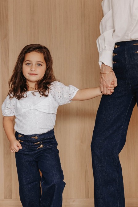 Enfant avec un pantalon à pont. Enfant avec un pantalon à pont.