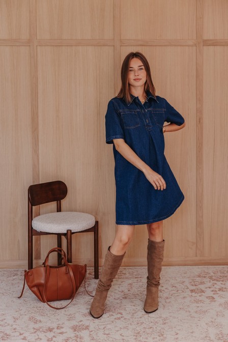 Femme avec une robe. Femme avec une robe.