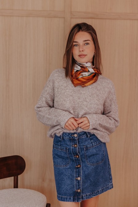 Femme avec un pull.