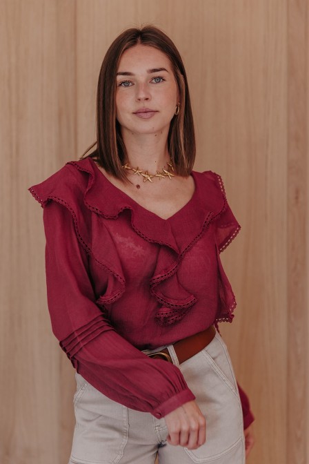 Femme avec une blouse. Femme avec une blouse.