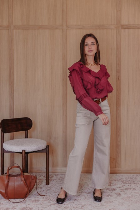 Femme avec une blouse. Femme avec une blouse.