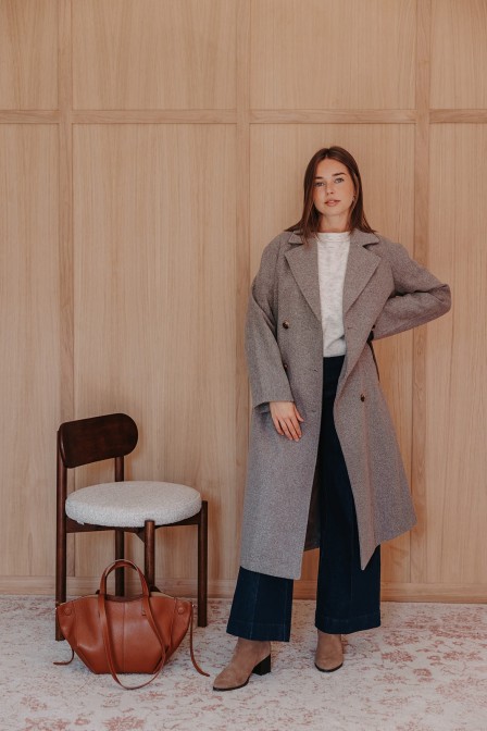 Femme avec un manteau. Femme avec un manteau.