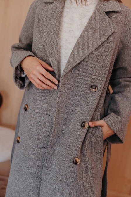 Femme avec un manteau. Femme avec un manteau.