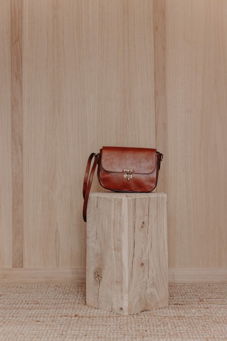 Sac posé sur un portant en bois. Sac posé sur un portant en bois.