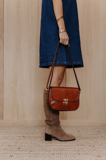 Sac posé sur un portant en bois. Sac posé sur un portant en bois.