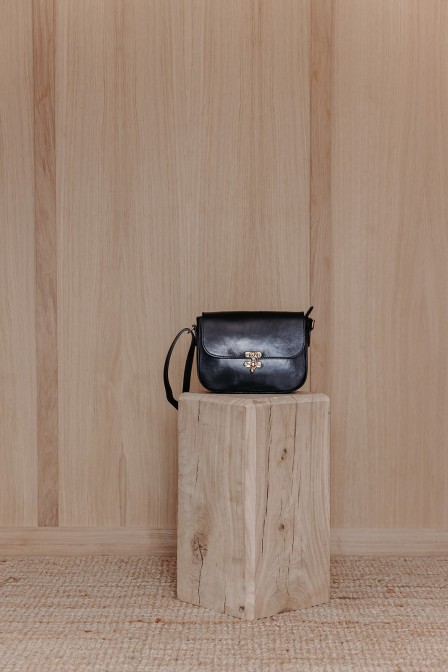 Sac noir posé.