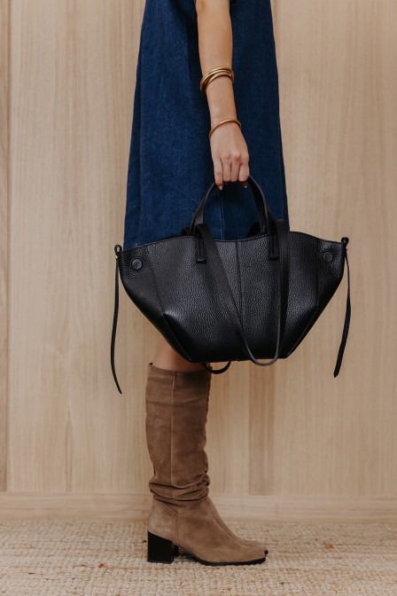 Femme qui tient un sac. Femme qui tient un sac.