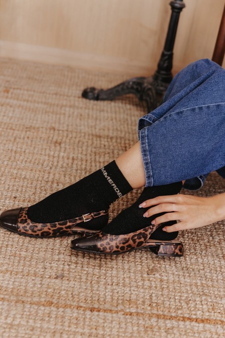 Femme avec des chaussettes. Femme avec des chaussettes.