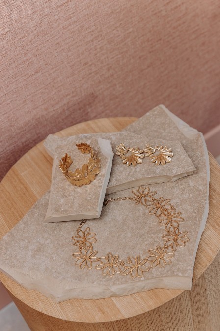 collier à fleurs posé sur une table collier à fleurs posé sur une table