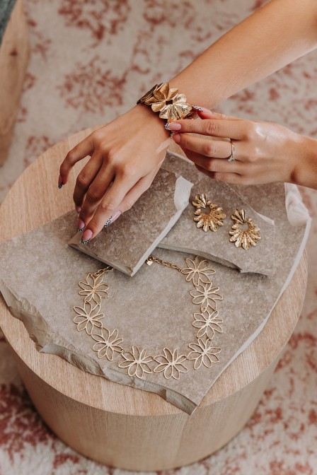 femme qui essaye un bracelet.