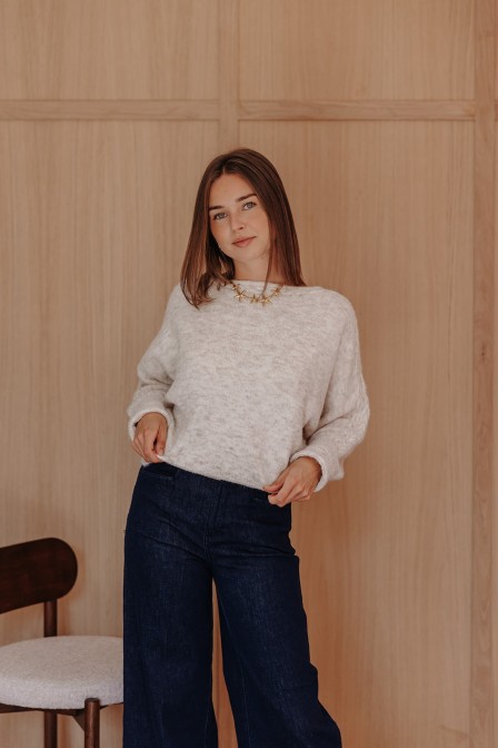 Femme avec un pull beige. Femme avec un pull beige.